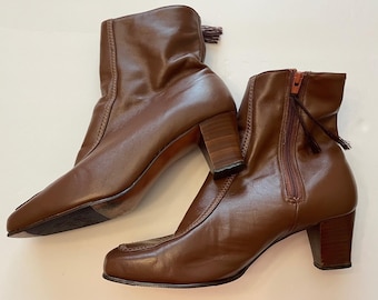 Vintage Selby Leather Ankle Boots 9.5 M Brown 1970s Square Toe Block Heel Zigzag Stitch Tassel Zip Mod Retro Aesthetic