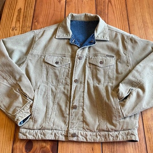 Op de afbeelding: Een beige corduroy jack met een denim voering. Het jack heeft een knoopsluiting, twee borstzakken en twee voorzakken.