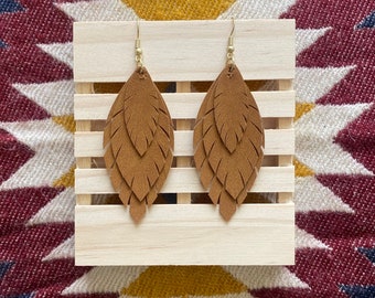 Orecchini a tripla foglia in finta pelle scamosciata marrone