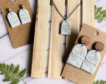 Orecchini e collana con l'immagine del Monte Hood in argilla polimerica