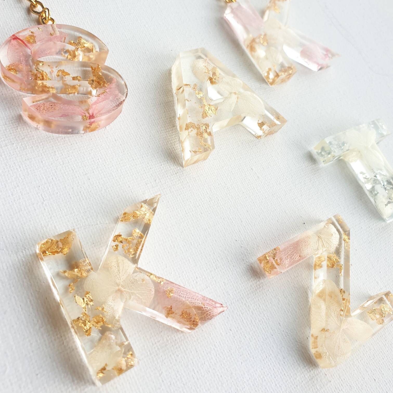 Gold leaf, white & pink flowers personalised resin initial keychain |…