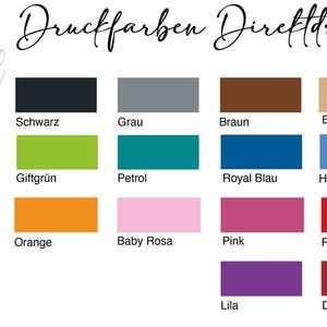 Puede incluir: Una tabla de colores titulada Druckfarben Direktdruck de Amberger Design que presenta diecisiete muestras de color rectangulares etiquetadas en alem&aacute;n, incluyendo negro, gris, marr&oacute;n, beige, verde bosque, verde lima, petr&oacute;leo, azul real, azul claro, amarillo, naranja, rosa beb&eacute;, rosa, rojo, morado y rojo oscuro.