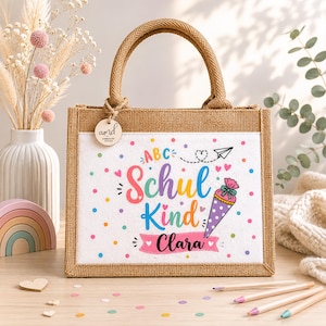 Personalisierte Jutetasche zur Einschulung mit buntem „Schulkind"-Motiv, Schultüte und individuellem Namen – Geschenk zum Schulanfang für Mädchen und Jungen in zwei Größen von Amberger Design