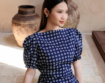 Moderne Batikbluse mit Blumenmuster, schmal geschnitten