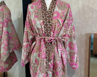 Rosa Blumen Kurze Batik Robe, indonesische Batik Kimono, Loungewear, Strandabdeckung oben