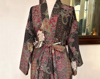 Green Red Batik Short Kimono Robe, Vintage Batik Kimono, Loungewear, Beach Cover ups, Festival Blazer, Bridesmaid Gift