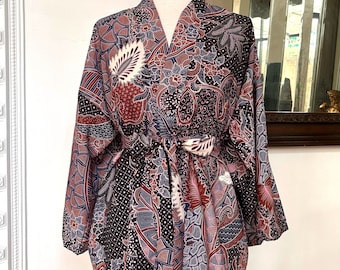 Bata de kimono corta batik púrpura, kimono batik vintage, ropa de salón, encubrimientos de playa, blazer de festival, regalo de dama de honor