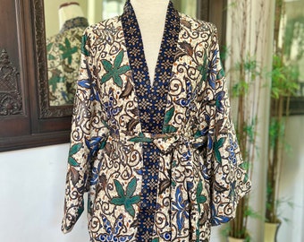 Robe kimono courte Batik en soie bleue, kimono Batik fait à la main, vêtements de détente, couvertures de plage, blazer de festival, cadeau de demoiselle d’honneur