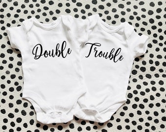 Doppelte Mühe personalisierte Baby wachsen Zwillinge Geschenk für Eltern, Geschenke für Zwillinge Schwangerschaft Ankündigung Baby Westen Set Zwillinge Ankündigung Westen