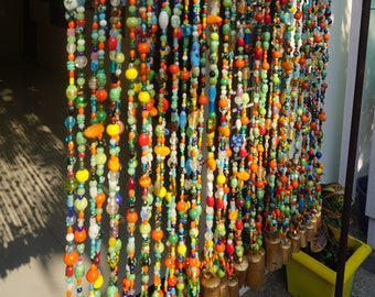 Boho-glaskralengordijn: kleurrijke zonnevanger met lampwerk