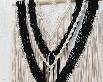 Handmade Macrame Wall Hanging: Boho Home Decor