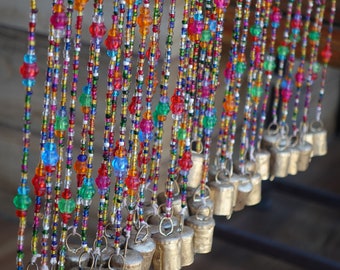 Cortina bohemia con cuentas de vidrio: separador de ambientes estilo hippie para puertas, con guirnaldas de campanillas (72 pulgadas)