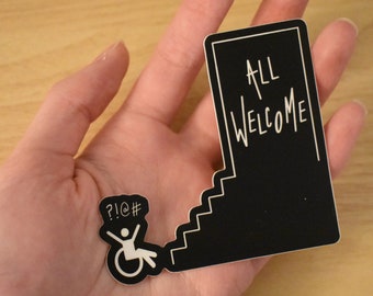 Op de afbeelding: Zwart-witte sticker met de tekst "ALL WELCOME" op een zwarte achtergrond met witte trappen. Een kleinere sticker van een persoon in een rolstoel met de tekst "?!@#" bevindt zich onder de trappen.