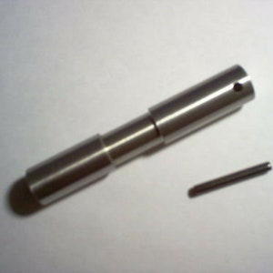 Puede incluir: Una varilla de metal plateado con un agujero en el extremo y una varilla de metal plateado más pequeña. Las varillas se utilizan para un lápiz mecánico.