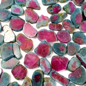 Op de afbeelding: Een set van drie keramische mokken met een gespikkelde, matte afwerking. De mokken zijn in crème, lichtgrijs en donkergrijs. Elke mok heeft een eenvoudig, minimalistisch ontwerp, perfect voor koffie of thee.