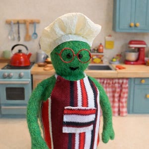 Tiny Chef Felted Figurine — Handmade Green Chef Toy, Funny Gift for Cooking Lovers, Cute Kitchen Decor, Desk Accessory, Wool Sculpture