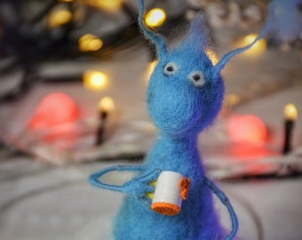 Aguja fieltro animal interior juguete cucaracha con una taza de té juguete regalo juguete regalo de Navidad. Accesorio hecho a mano 100% Lana de Lviv Ucrania.