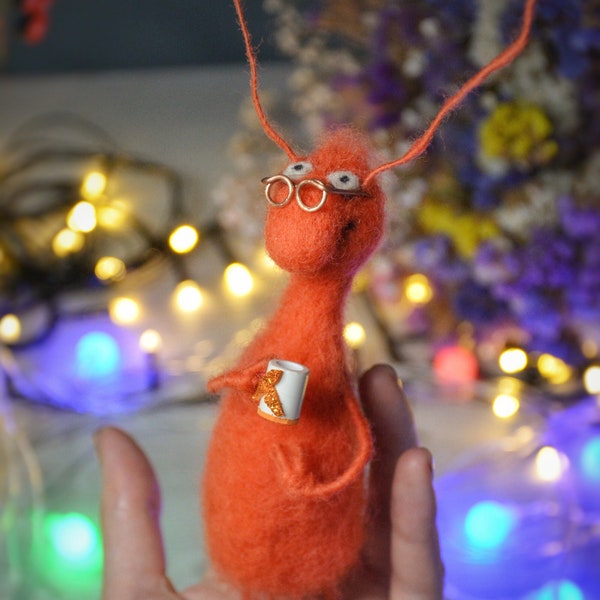 Naaldvilt diereninterieur speelgoed kakkerlak met een kopje thee speelgoed cadeau speelgoed. Handgemaakt accessoire 100% wol uit Lviv, Oekraïne.