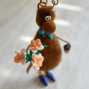 ニードルフェルトの動物インテリアおもちゃ、花をつけたゴキブリ。フェルトの飾り。お母さんへのプレゼント。おばあちゃんへのプレゼント。奥さんへのプレゼント。バレンタインデー