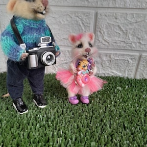Felted mouse dad with little mouse daughter making pictures. Felting decoration. Gift for mom. Needle felt animals