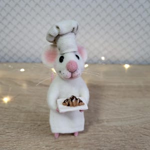 Ratón cocinero de fieltro con un pastel. Regalo para mamá. Regalo para cocinero. Regalo para reposteros.