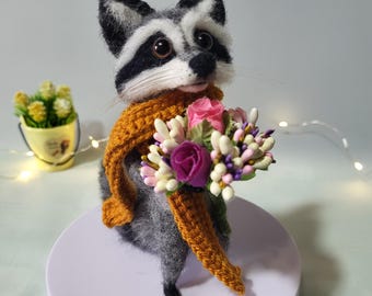 Raton laveur en feutre aiguilleté avec fleurs. Idée cadeau pour la Saint-Valentin. Décor feutré. Maison de poupée raton laveur en feutre