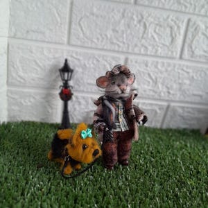 Felted little mouse walking with a dog. Felting decoration. Gift for mom. Needle felt animals
