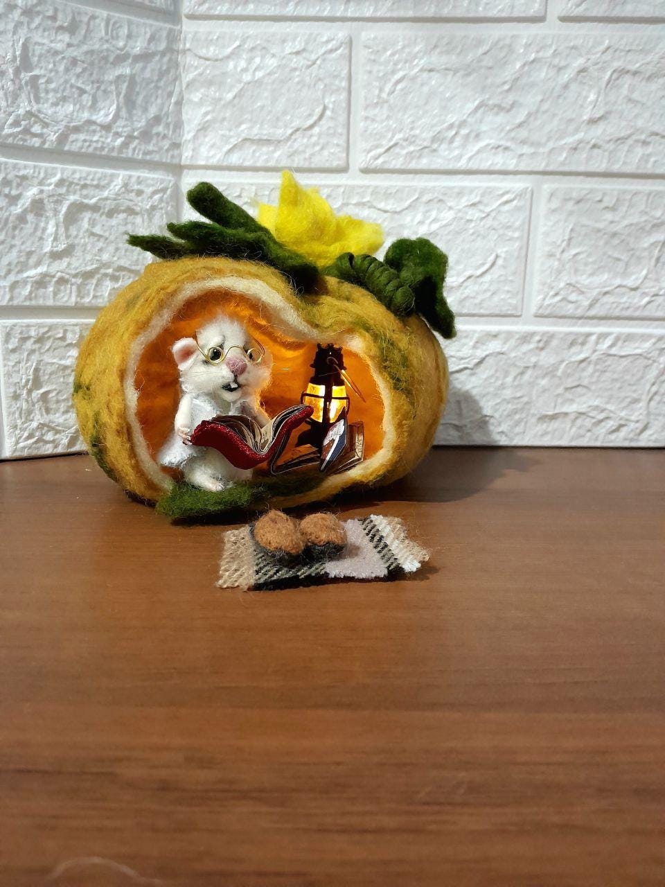 Felted little mouse reading the book. Felting decoration. Gift for mom. Needle felt animals