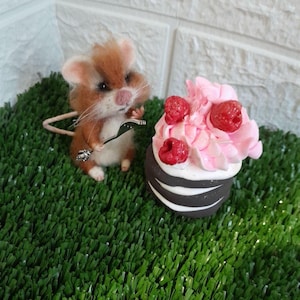 Felted little mouse eating a cake. Felting decoration. Gift for mom. Needle felt animals