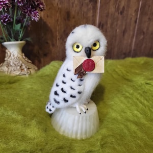 Búho blanco con letra en fieltro con aguja. Figura de pájaro realista. Animales de peluche. Regalo para esposa