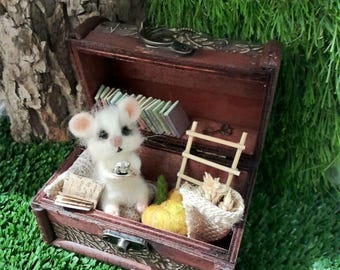 Felted little mouse lives in the treasure chest. Felting decoration. Gift for mom. Needle felt animals
