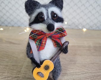 Raton laveur jouant de la guitare en feutre aiguilleté. Idée cadeau pour la Saint-Valentin. Décor feutré. Maison de poupée raton laveur en feutre