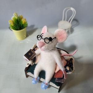 Felted little mouse sitting in the chair. Felting decoration. Gift for mom. Needle felt animals