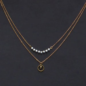 Collier double rangs, en laiton sans nickel. Longueur 40 cm et 45 cm; longueur pendentif 1 cm. Plus 4 cm de chaine de rallonge.