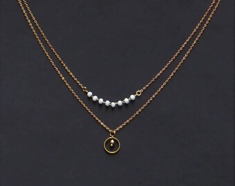 Collier double rangs, en laiton sans nickel. Longueur 40 cm et 45 cm; longueur pendentif 1 cm. Plus 4 cm de chaine de rallonge.