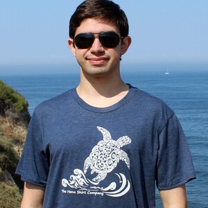 Camiseta ecológica con estampado de tortuga marina, algodón orgánico y plástico reciclado. Camiseta "Salva a las tortugas", regalo para papá. imagen 1