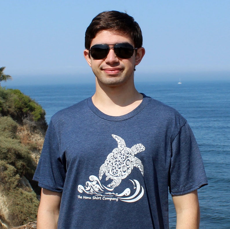 Camiseta ecológica con estampado de tortuga marina, algodón orgánico y plástico reciclado. Camiseta "Salva a las tortugas", regalo para papá. imagen 1