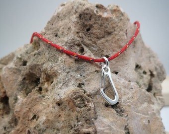 Hanging carabiner for climbing belay