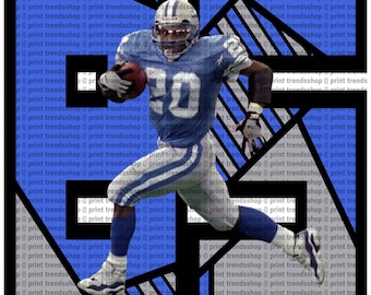Può includere: Un giocatore di football americano con una maglia blu con il numero 32 corre con la palla. Il giocatore indossa un casco e corre su uno sfondo blu e bianco con motivi.