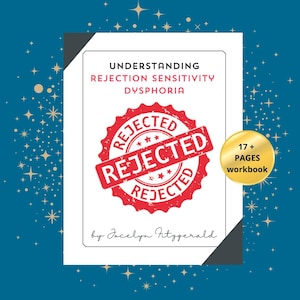 Könnte beinhalten: Ein weißer Umschlag mit dem Titel "Understanding Rejection Sensitivity Dysphoria" und einem roten Stempel, auf dem in Großbuchstaben "REJECTED" steht. Der Umschlag enthält außerdem einen goldenen Kreis mit dem Text "17+ PAGES WORKBOOK" und den Namen des Autors, "Jocelyn Fitzgerald".