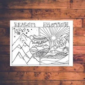 Pu&ograve; includere: Illustrazione in bianco e nero a linee di una catena montuosa con stelle e la parola "Ragione" in alto. Sul lato destro dell'immagine c'&egrave; un sole, onde e la parola "Emozione" in alto. Al centro dell'immagine c'&egrave; un cerchio con le parole "Mente Saggia" all'interno.