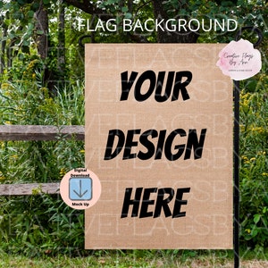 Może przedstawiać: Brązowa flaga ogrodowa z juty z nadrukiem "YOUR DESIGN HERE" w kolorze czarnym. Flaga jest zawieszona na czarnym metalowym drążku przed drewnianym ogrodzeniem i zieloną roślinnością.