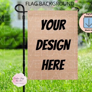 Può includere: Una bandiera da giardino beige con la scritta "YOUR DESIGN HERE" in nero. La bandiera è esposta su un supporto in metallo nero in un ambiente esterno erboso. Le parole "FLAG BACKGROUND" sono in alto.