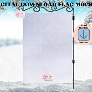Puede incluir: Una maqueta de descarga digital de una bandera de jardín blanca con un poste de metal negro. La bandera se muestra sobre un fondo nevado con un cielo azul borroso. El texto "Descarga digital Maqueta" se muestra en un círculo rosa.