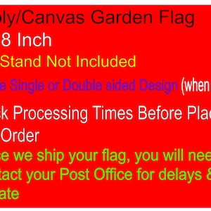 Pode incluir: Fundo vermelho com texto branco que descreve os detalhes de uma bandeira de jardim de poli/tela. A bandeira mede 12x18 polegadas e um suporte para a bandeira n&atilde;o est&aacute; inclu&iacute;do. O texto tamb&eacute;m indica que voc&ecirc; pode escolher um design de um lado ou de dois lados e que deve verificar os tempos de processamento antes de fazer seu pedido. O texto tamb&eacute;m indica que, uma vez que a bandeira seja enviada, voc&ecirc; precisar&aacute; entrar em contato com sua ag&ecirc;ncia postal para obter informa&ccedil;&otilde;es sobre atrasos e atualiza&ccedil;&otilde;es.