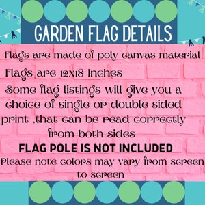 Pode incluir: Fundo de tijolo rosa com texto branco que diz "GARDEN FLAG DETAILS". O texto continua com detalhes sobre as bandeiras, incluindo o material, o tamanho e as op&ccedil;&otilde;es de impress&atilde;o. O texto tamb&eacute;m indica que o mastro da bandeira n&atilde;o est&aacute; inclu&iacute;do. O texto termina com uma nota sobre as varia&ccedil;&otilde;es de cor em diferentes telas.