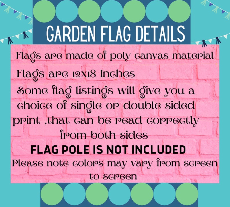 Pode incluir: Fundo de tijolo rosa com texto branco que diz "GARDEN FLAG DETAILS". O texto continua com detalhes sobre as bandeiras, incluindo o material, o tamanho e as op&ccedil;&otilde;es de impress&atilde;o. O texto tamb&eacute;m indica que o mastro da bandeira n&atilde;o est&aacute; inclu&iacute;do. O texto termina com uma nota sobre as varia&ccedil;&otilde;es de cor em diferentes telas.