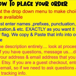 Pode incluir: Fundo amarelo com texto vermelho que explica como fazer um pedido para uma bandeira personalizada. O texto diz para olhar o menu suspenso, inserir os nomes, os prefixos, a pontua&ccedil;&atilde;o, a capitaliza&ccedil;&atilde;o, etc. exatamente como voc&ecirc; deseja que apare&ccedil;a na sua bandeira, ler a descri&ccedil;&atilde;o completa e verificar seu endere&ccedil;o e endere&ccedil;o de e-mail.