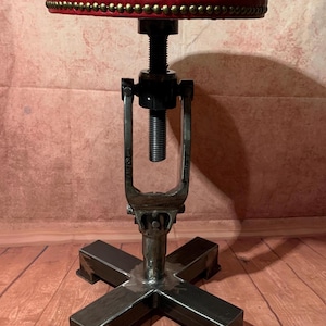 Industrieller Barhocker – Verstellbarer Metallbarhocker – Vintage-Industriehocker – Tresenhocker – Rustikale Stahlmöbel – Handgefertigt