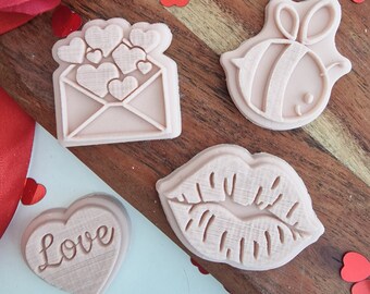 Valentinstag Fondant Stempel und Ausstecher Set: Lippen, Biene, Herz, Umschlag